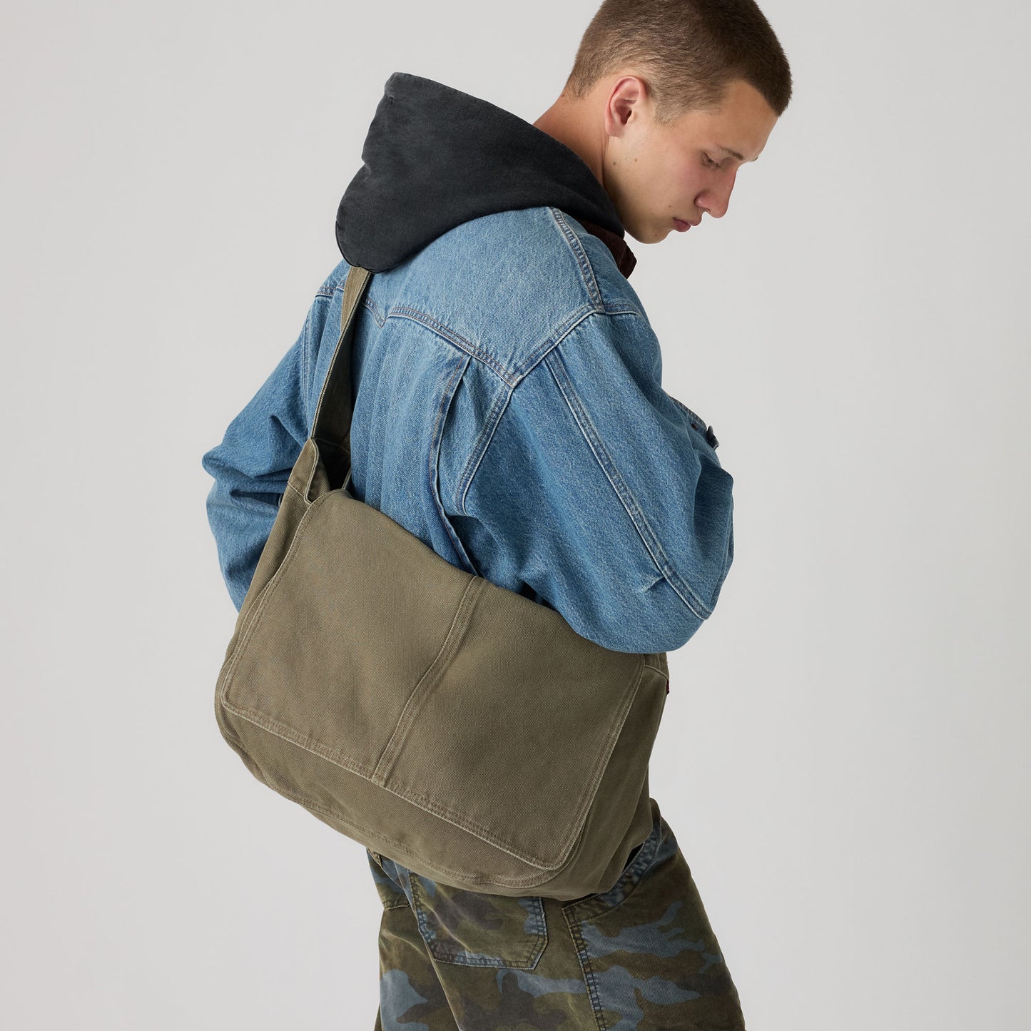 LEVI'S® MEN'S OLIVER MAIL BAG - GREENS