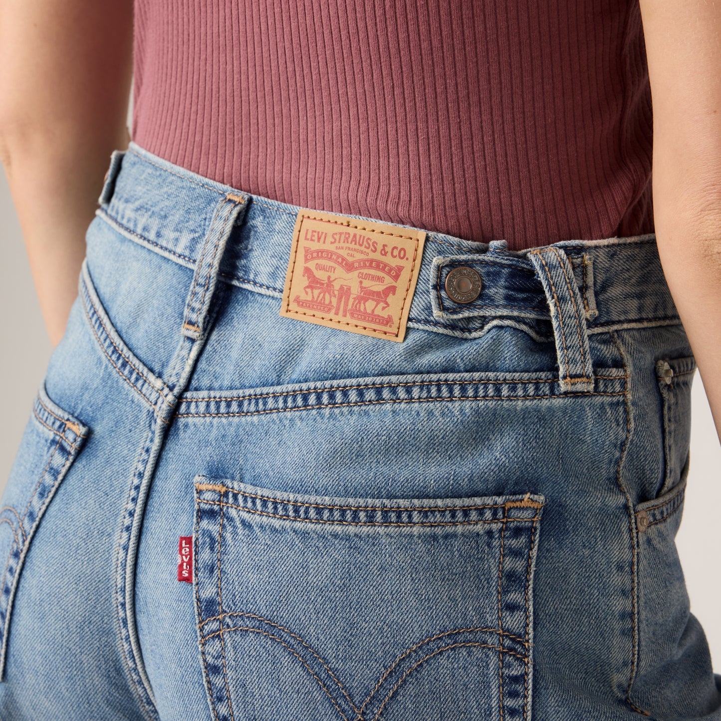 LEVI'S® WOMEN'S CINCH MID-THIGH LIGHTWEIGHT SHORTS - MED INDIGO - WORN IN