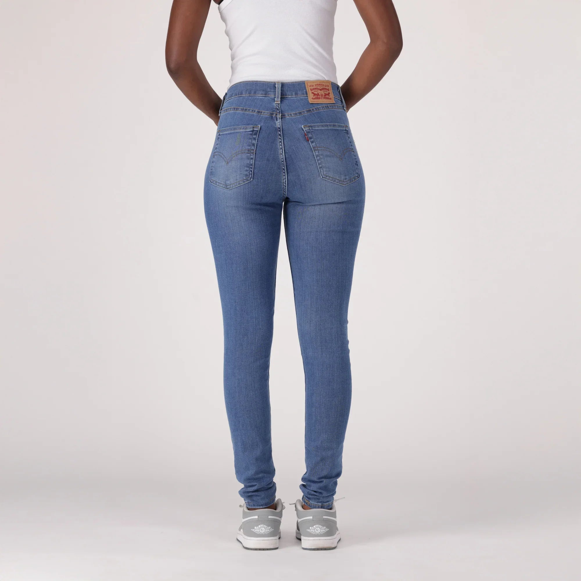 LEVI'S® WOMEN'S 720 HIGH-RISE SUPER SKINNY JEANS - MED INDIGO - WORN IN