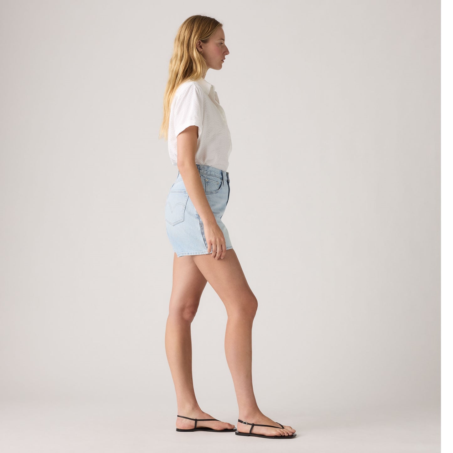 LEVI'S® WOMEN'S CINCH MID-THIGH SHORTS - LIGHT INDIGO - WORN IN