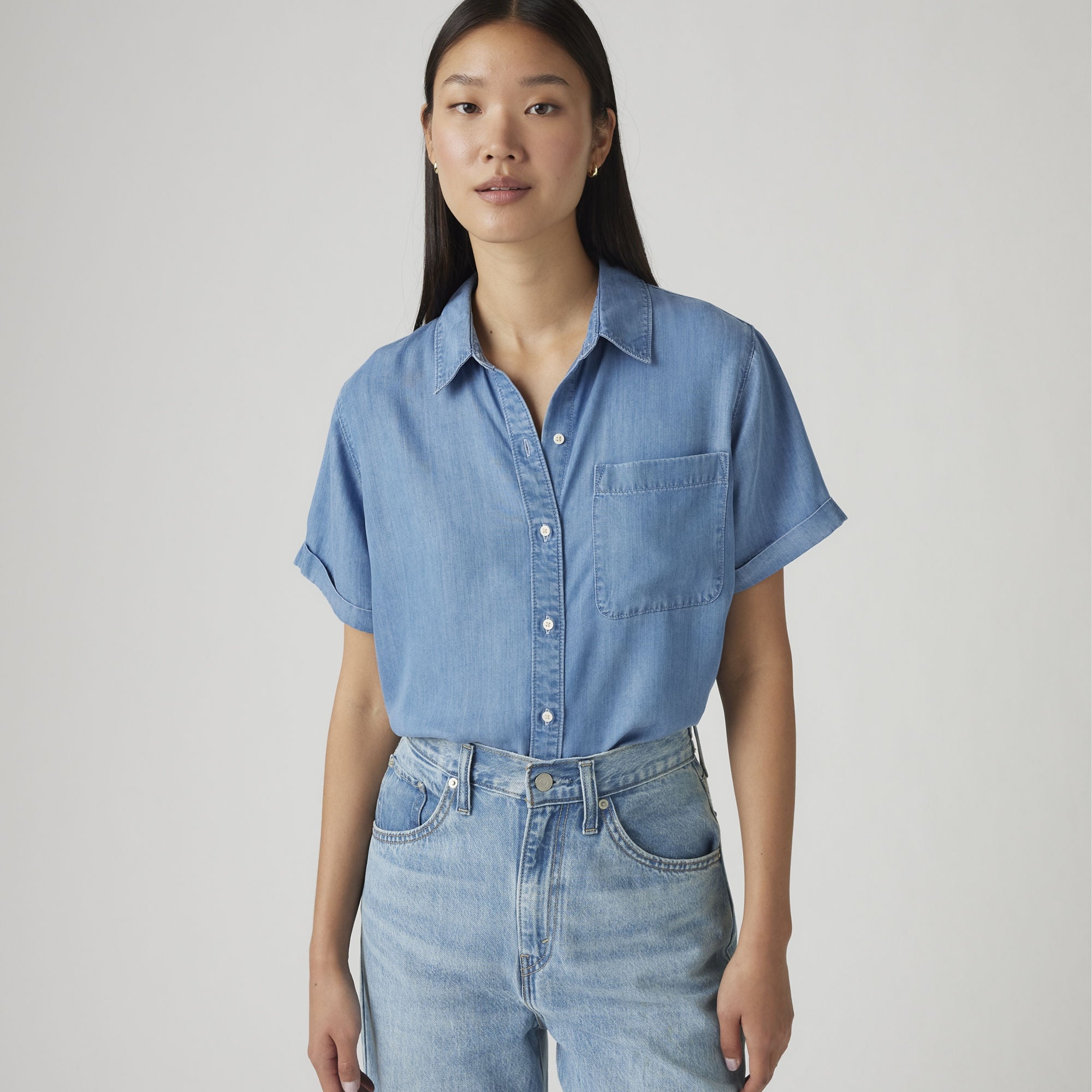 LEVI'S® WOMEN'S DARLENE SHORT-SLEEVE SHIRT - MED INDIGO - FLAT FINISH