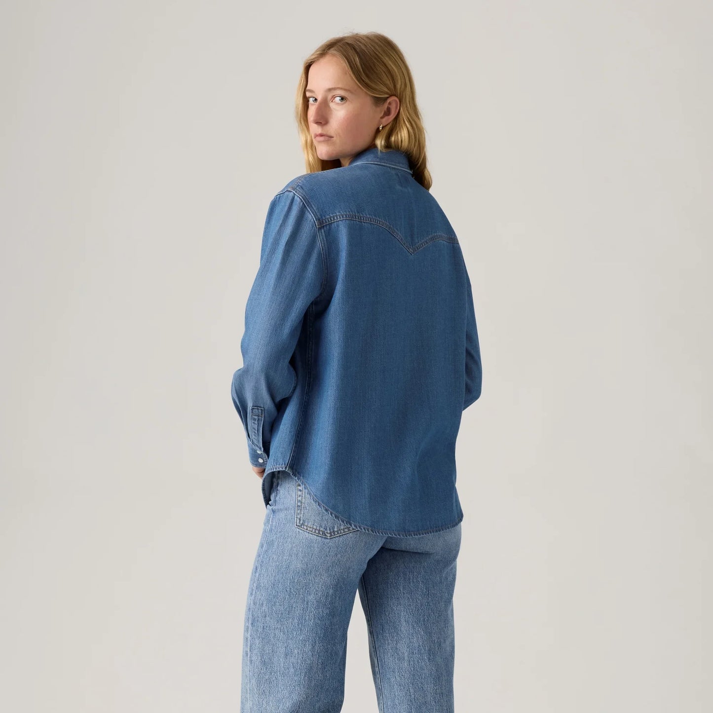 LEVI'S® WOMEN'S TEODORA WESTERN SHIRT - MED INDIGO - WORN IN