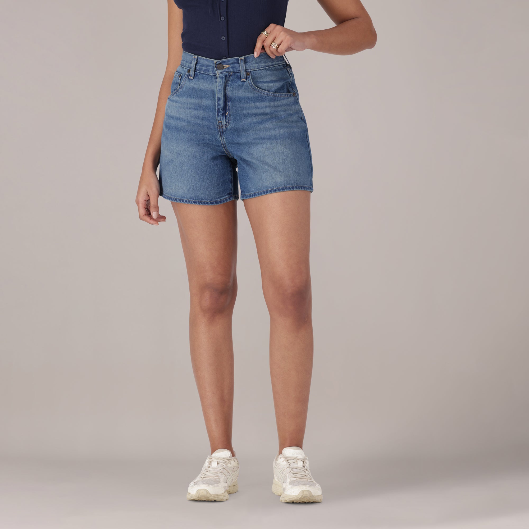 LEVI'S® WOMEN'S CINCH MID-THIGH SHORTS - MED INDIGO - WORN IN