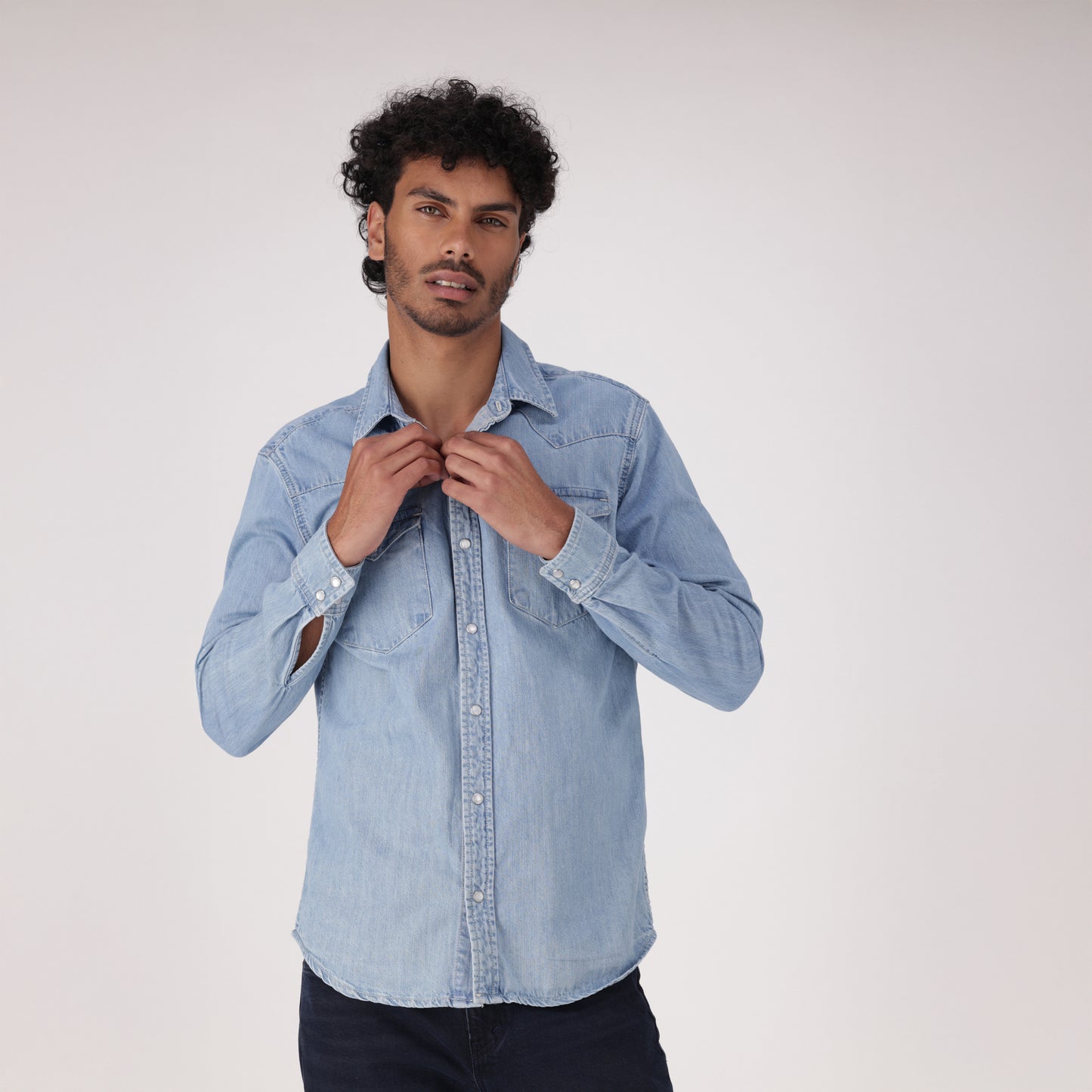 LEVI'S® MEN'S CLASSIC STANDARD FIT WESTERN SHIRT - MED INDIGO - FLAT FINISH