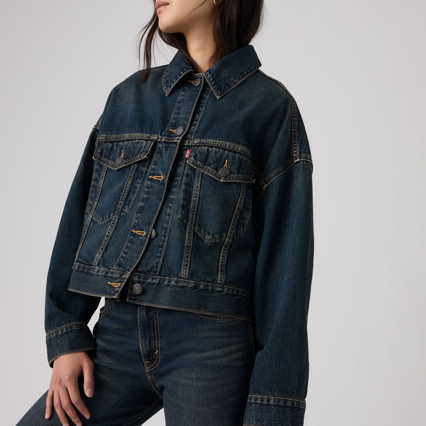 LEVI'S® WOMEN'S LOOSE CROP TRUCKER JACKET - MED INDIGO - WORN IN