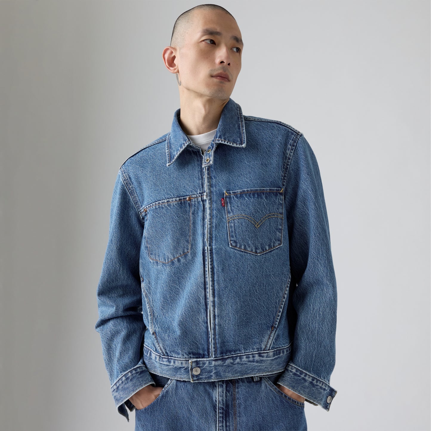 LEVI'S® MEN'S TWIST TRUCKER JACKET - MED INDIGO - WORN IN