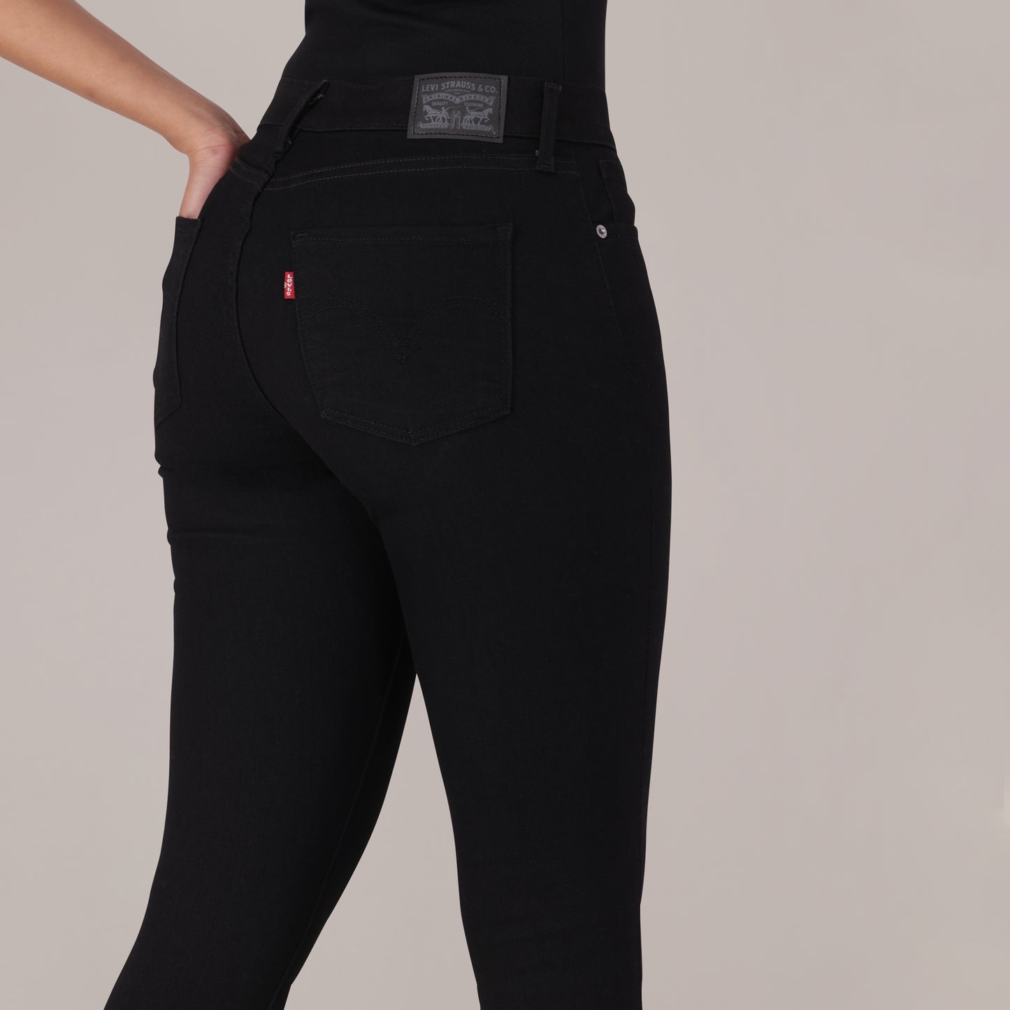 LEVI'S® WOMEN'S CURVY SKINNY - BLACK