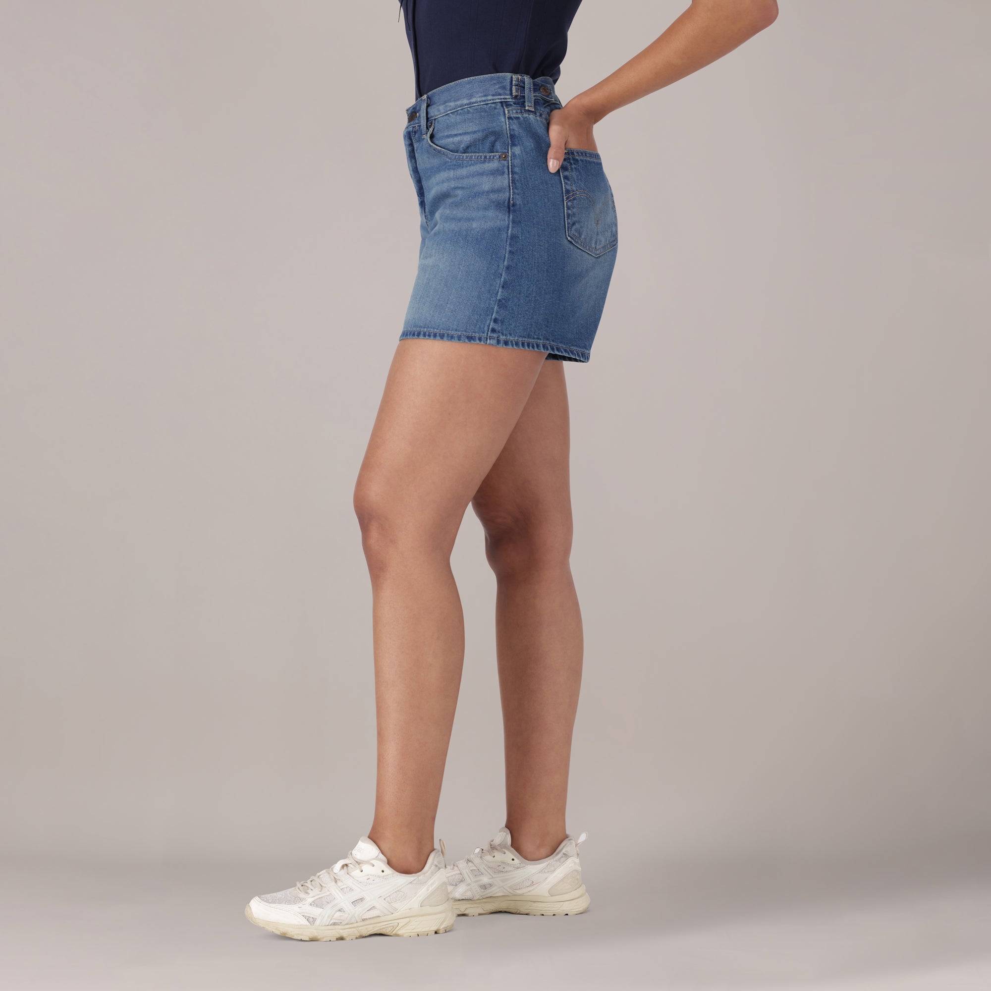LEVI'S® WOMEN'S CINCH MID-THIGH SHORTS - MED INDIGO - WORN IN