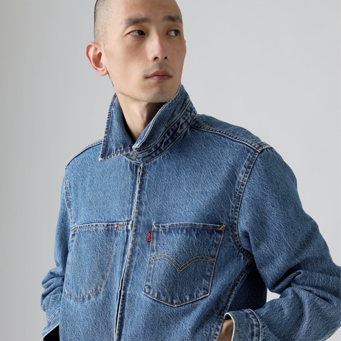 LEVI'S® MEN'S TWIST TRUCKER JACKET - MED INDIGO - WORN IN