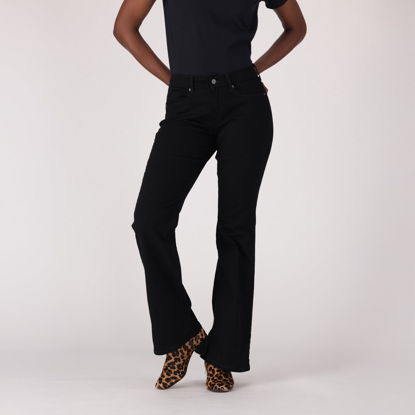 LEVI'S® WOMEN'S CURVY FLARE - BLACK