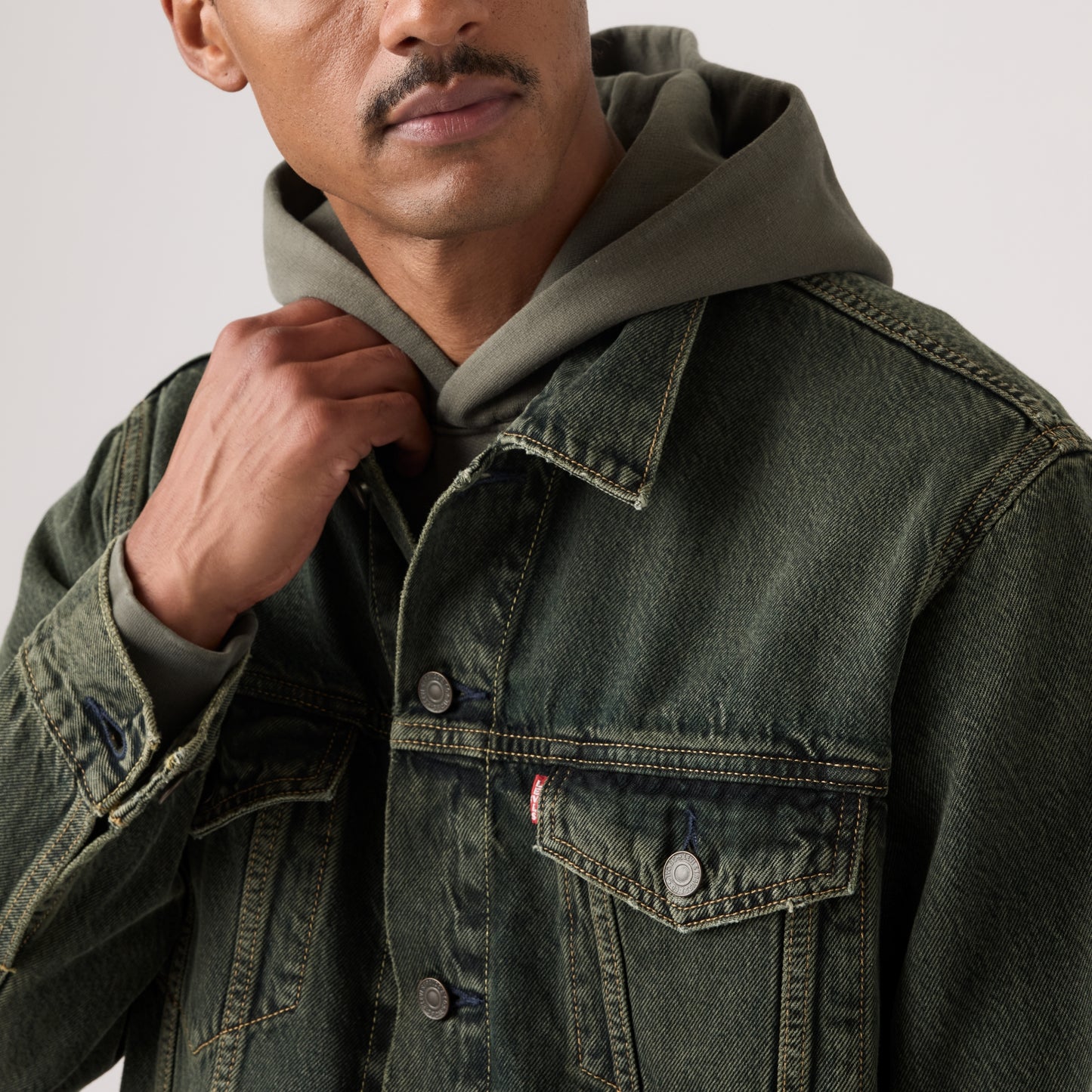 LEVI'S® MEN'S RELAXED TYPE 3 TRUCKER JACKET - MED INDIGO - WORN IN