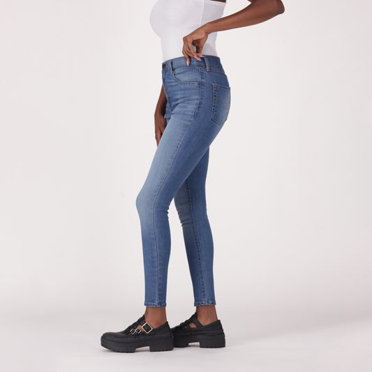 LEVI'S® WOMEN'S 720 HIGH-RISE SUPER SKINNY JEANS - MED INDIGO - FLAT FINISH