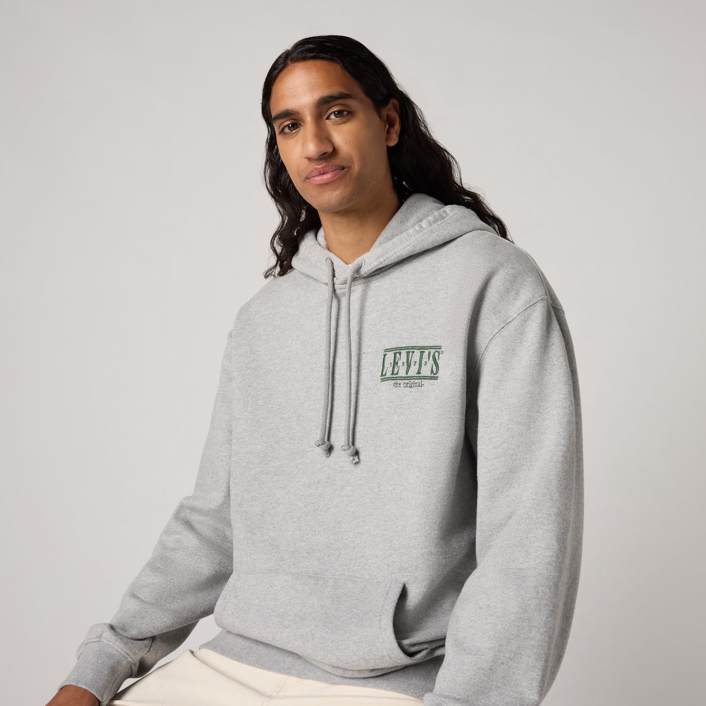 LEVI'S® MEN'S RELAXED FIT GRAPHIC HOODIE - GREY