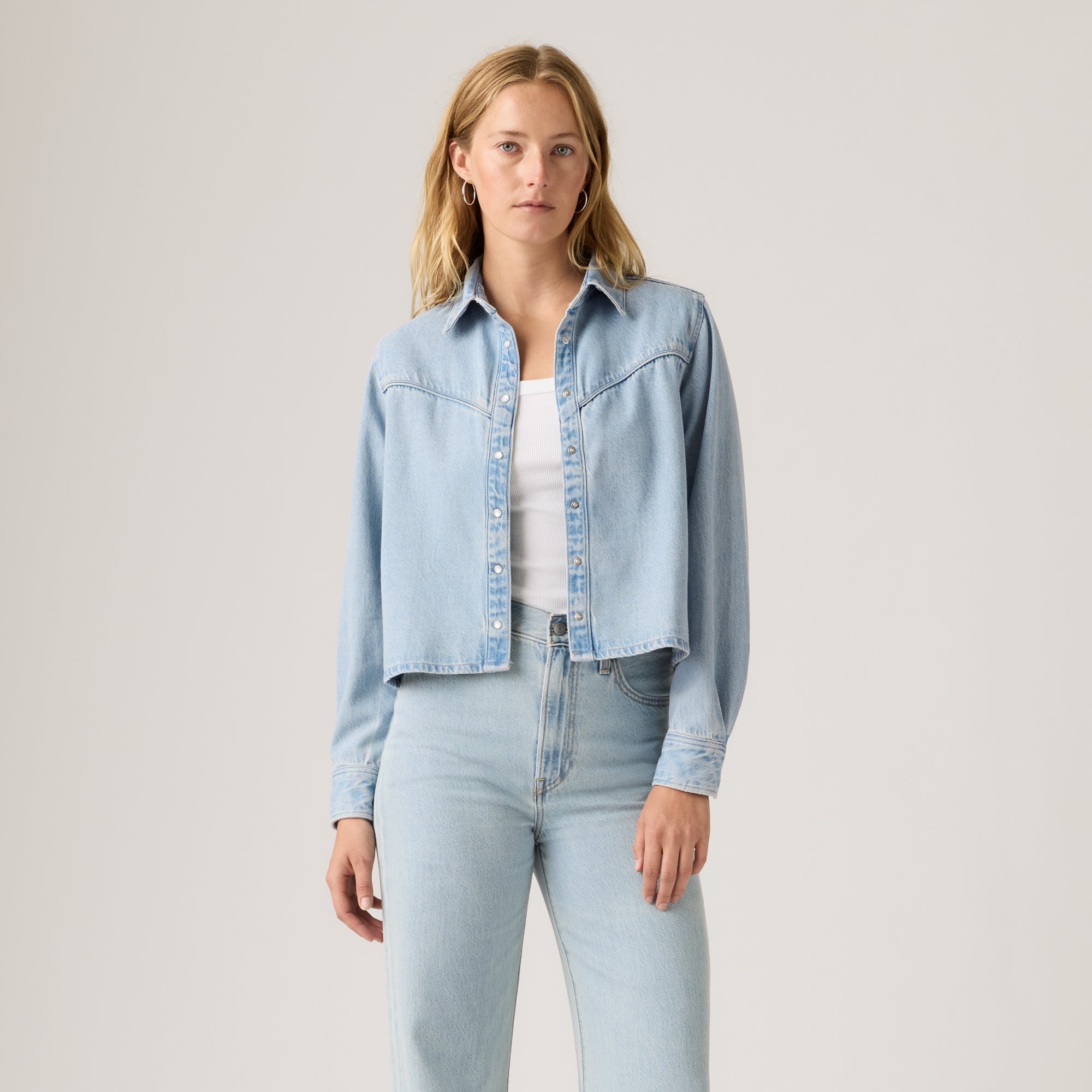 LEVI'S® WOMEN'S LOGAN LIGHTWEIGHT SHACKET - LIGHT INDIGO - WORN IN
