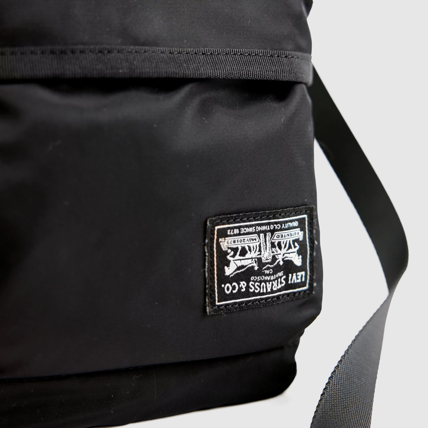 LEVI'S® MEN'S MISSION BAY CROSSBODY POUCH - BLACK