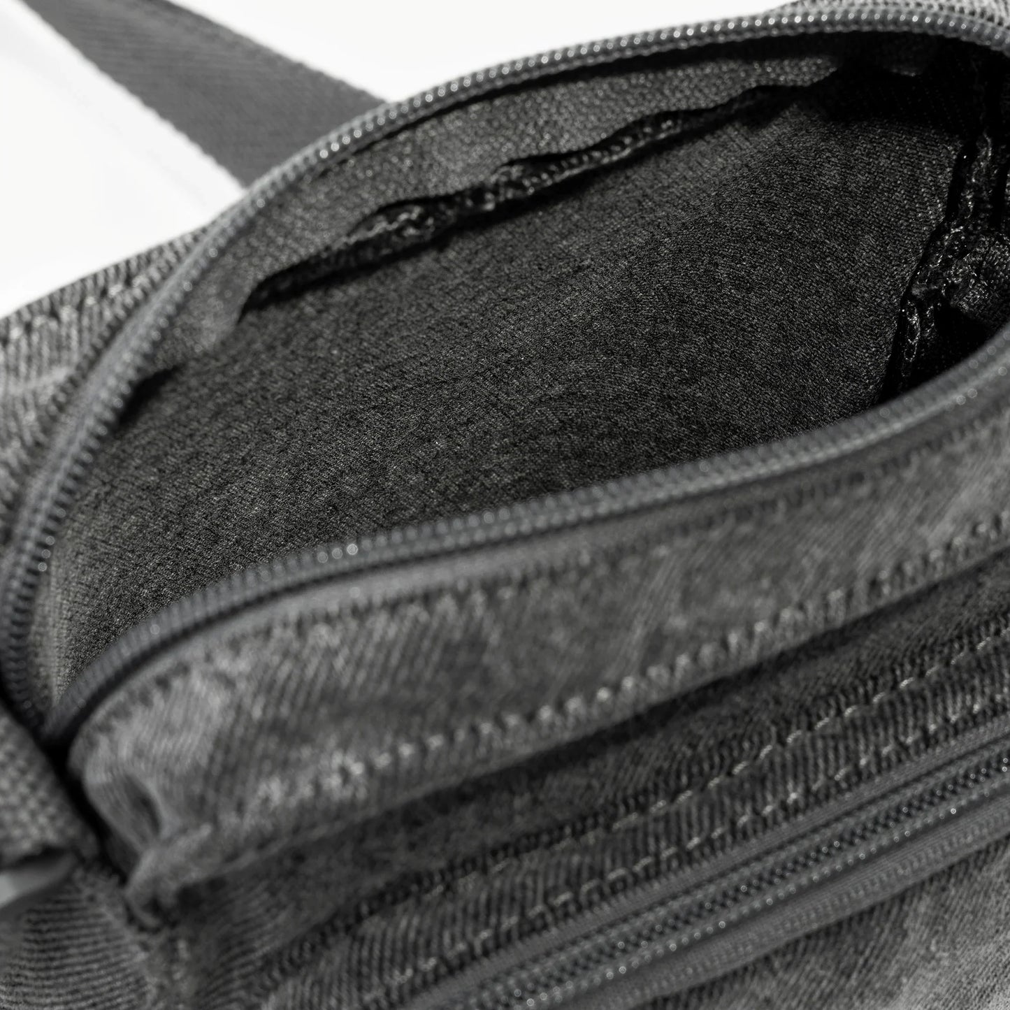 LEVI'S® MEN'S SMALL ZIP CROSSBODY BAG - GREY