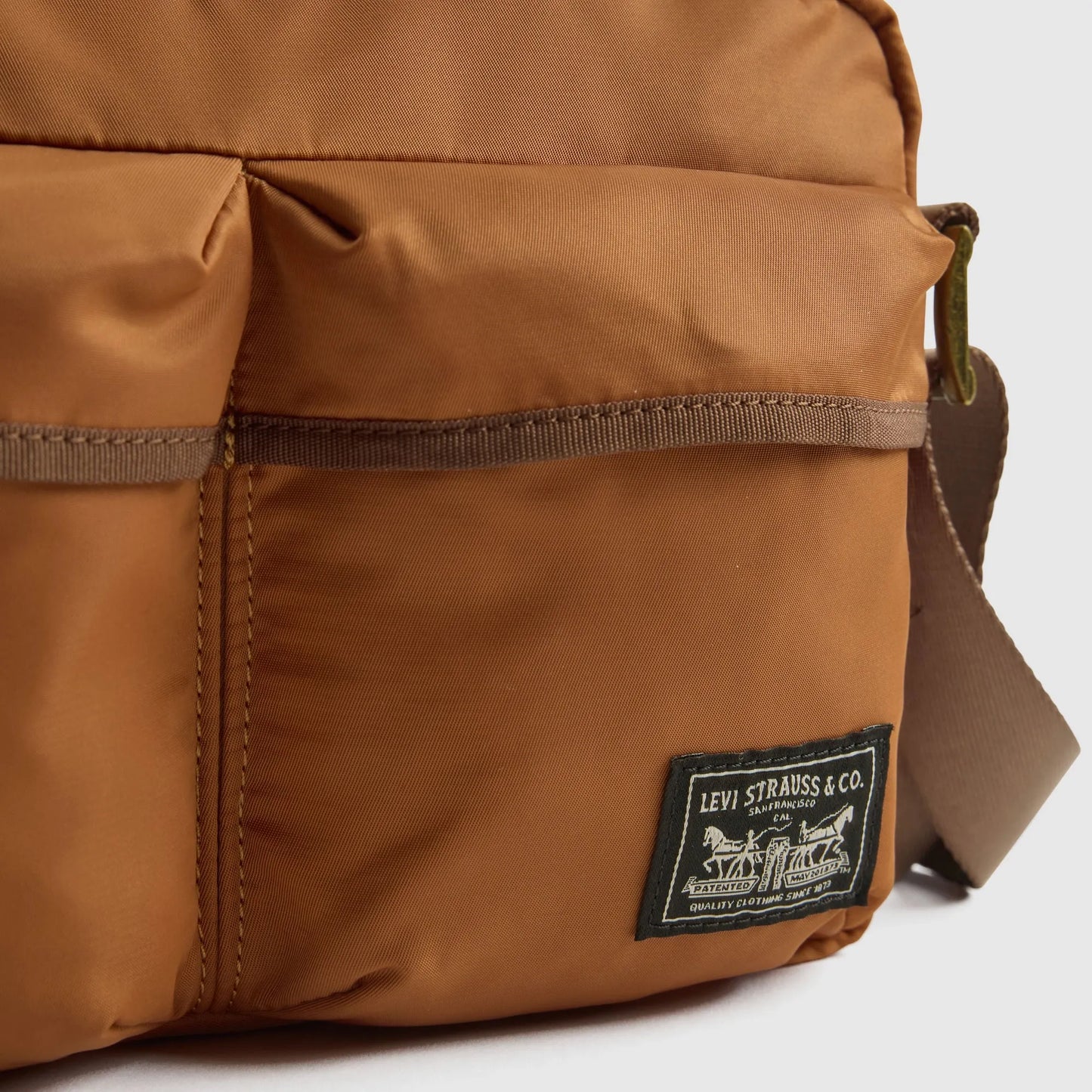 LEVI'S® MEN'S MISSION BAY CROSSBODY - NEUTRAL