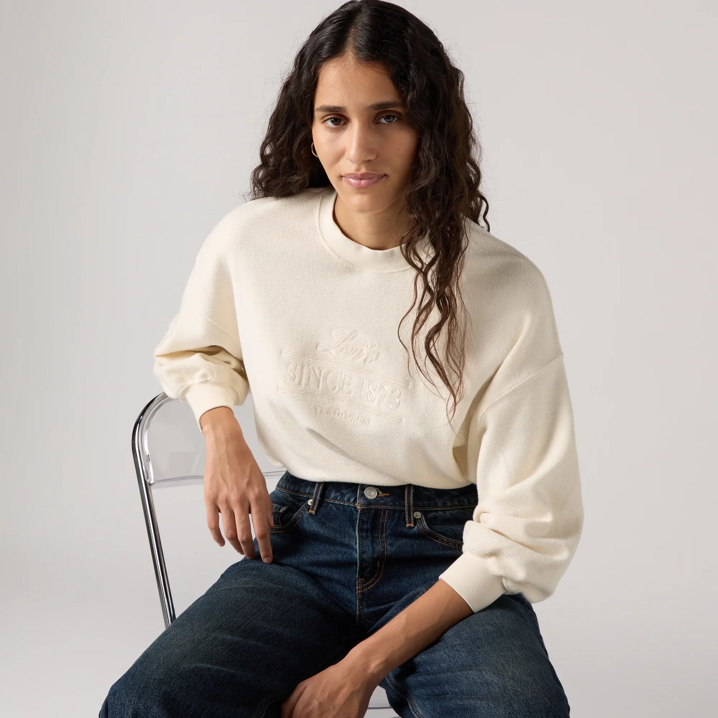 LEVI'S® WOMEN'S GRAPHIC LEO CREWNECK SWEATSHIRT - NEUTRAL