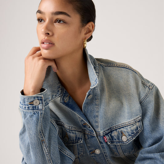 LEVI'S® WOMEN'S CROPPED '90S TRUCKER JACKET - MED INDIGO - WORN IN
