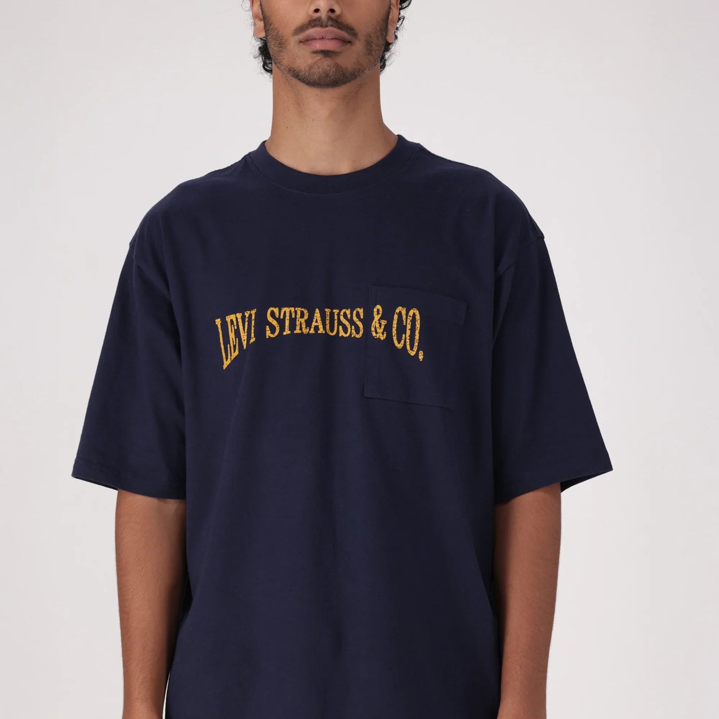 LEVI'S® MEN'S HALF-SLEEVE GRAPHIC POCKET T-SHIRT - MED INDIGO - WORN IN