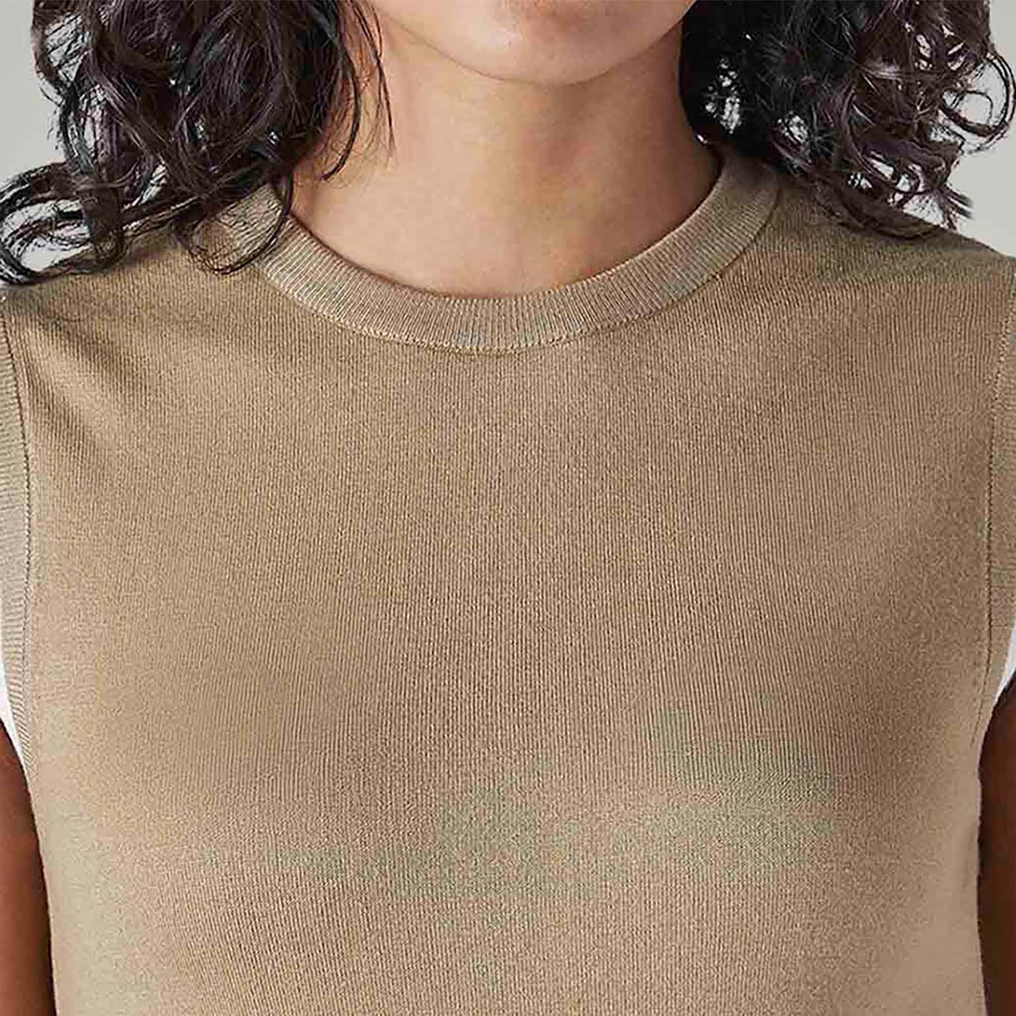 LEVI'S® WOMEN'S SOLID REGULAR FIT TOP - NEUTRAL