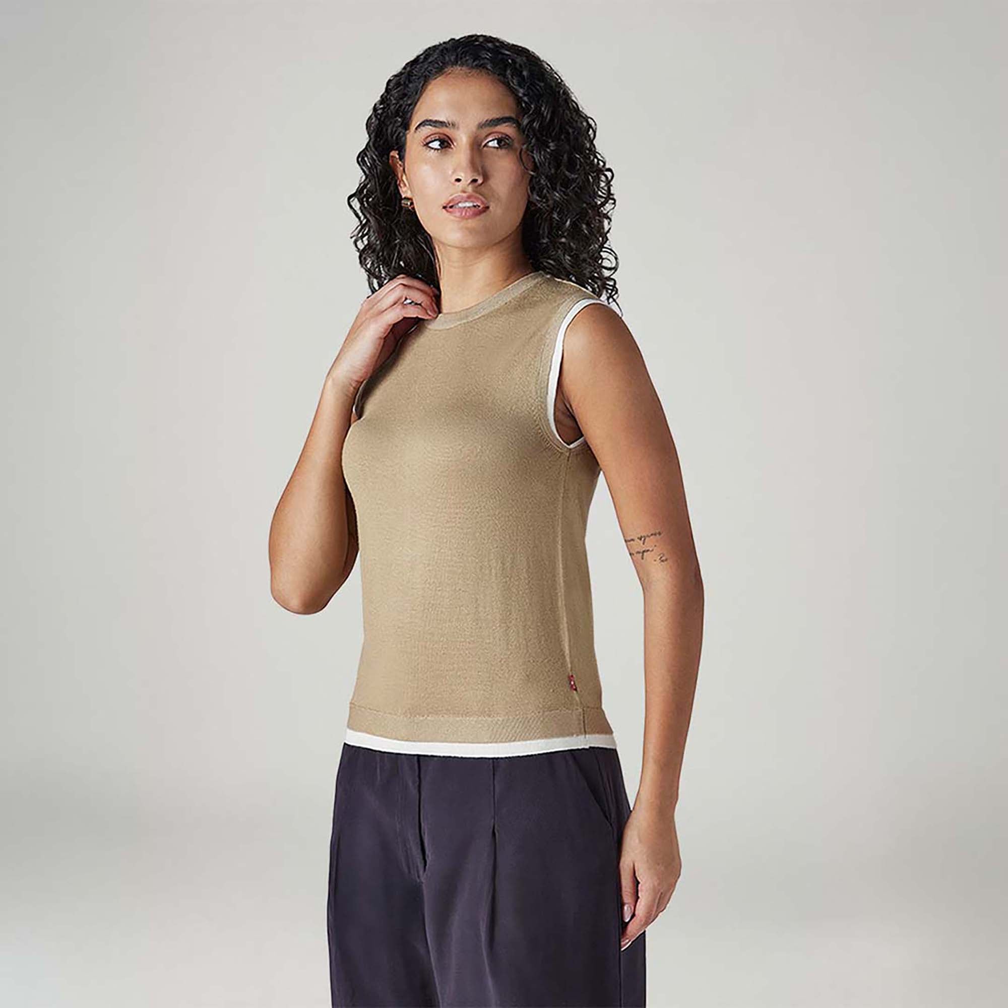 LEVI'S® WOMEN'S SOLID REGULAR FIT TOP - NEUTRAL