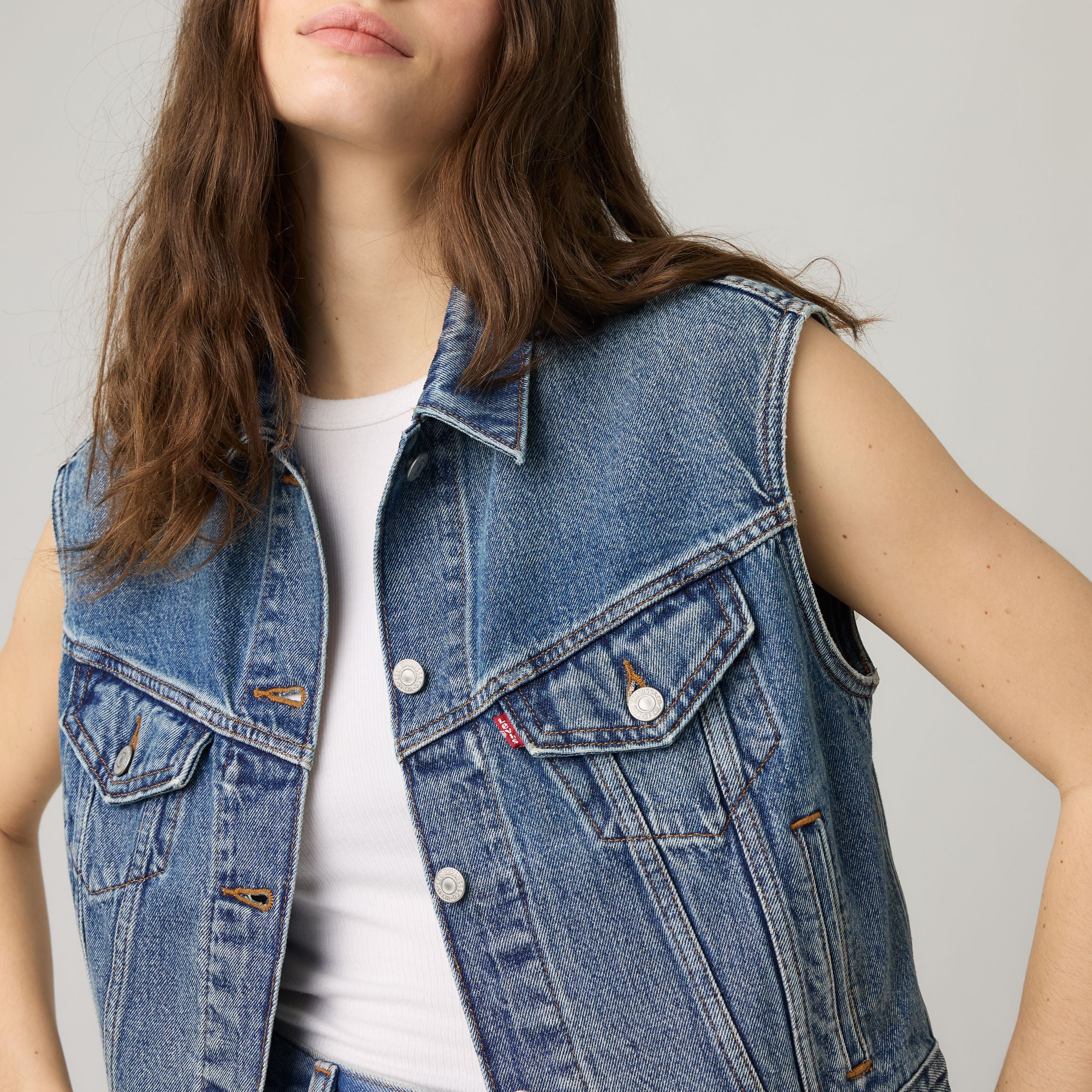 LEVI'S® WOMEN'S SHRUNKEN '90S TRUCKER VEST - LIGHT INDIGO - WORN IN