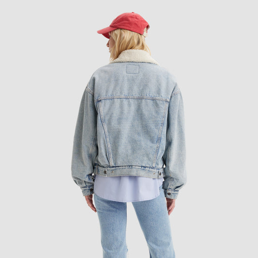 LEVI'S® WOMEN'S '90S SHERPA TRUCKER JACKET - LIGHT INDIGO - WORN IN