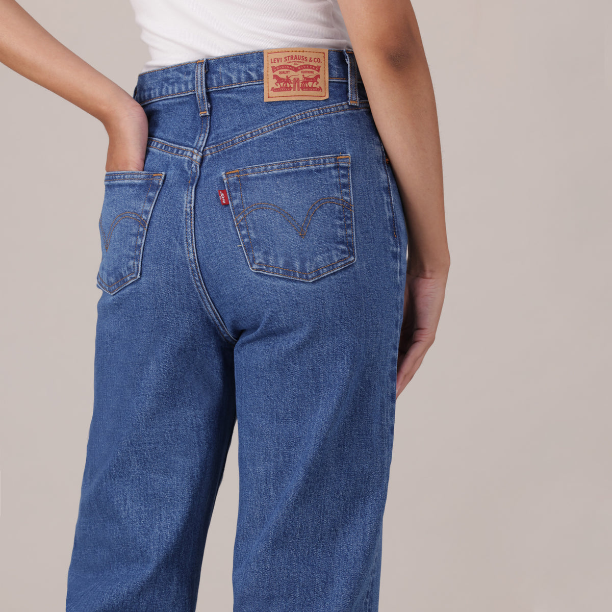 LEVI'S® WOMEN'S RIBCAGE STRAIGHT ANKLE JEANS - MED INDIGO - WORN IN