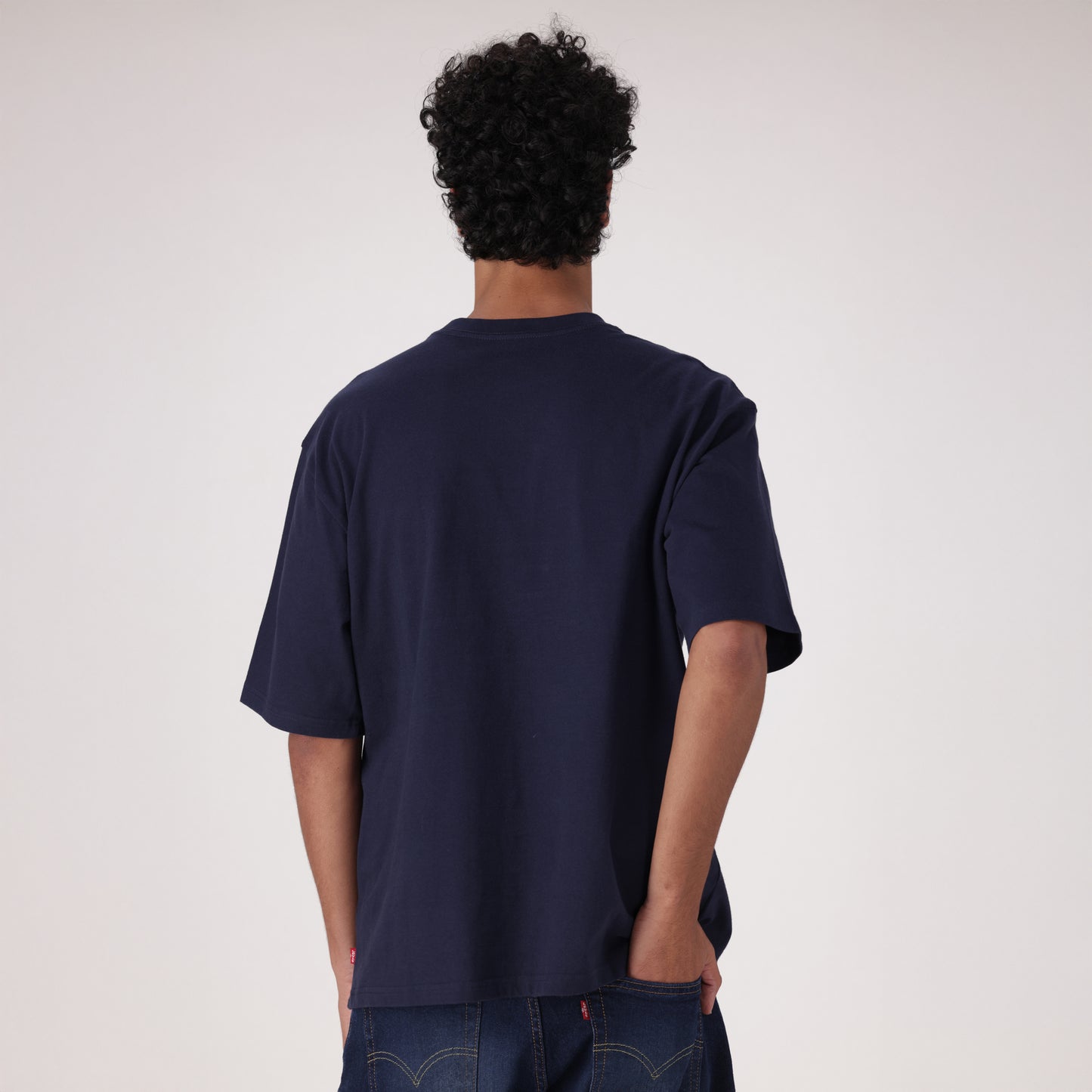 LEVI'S® MEN'S HALF-SLEEVE GRAPHIC POCKET T-SHIRT - MED INDIGO - WORN IN