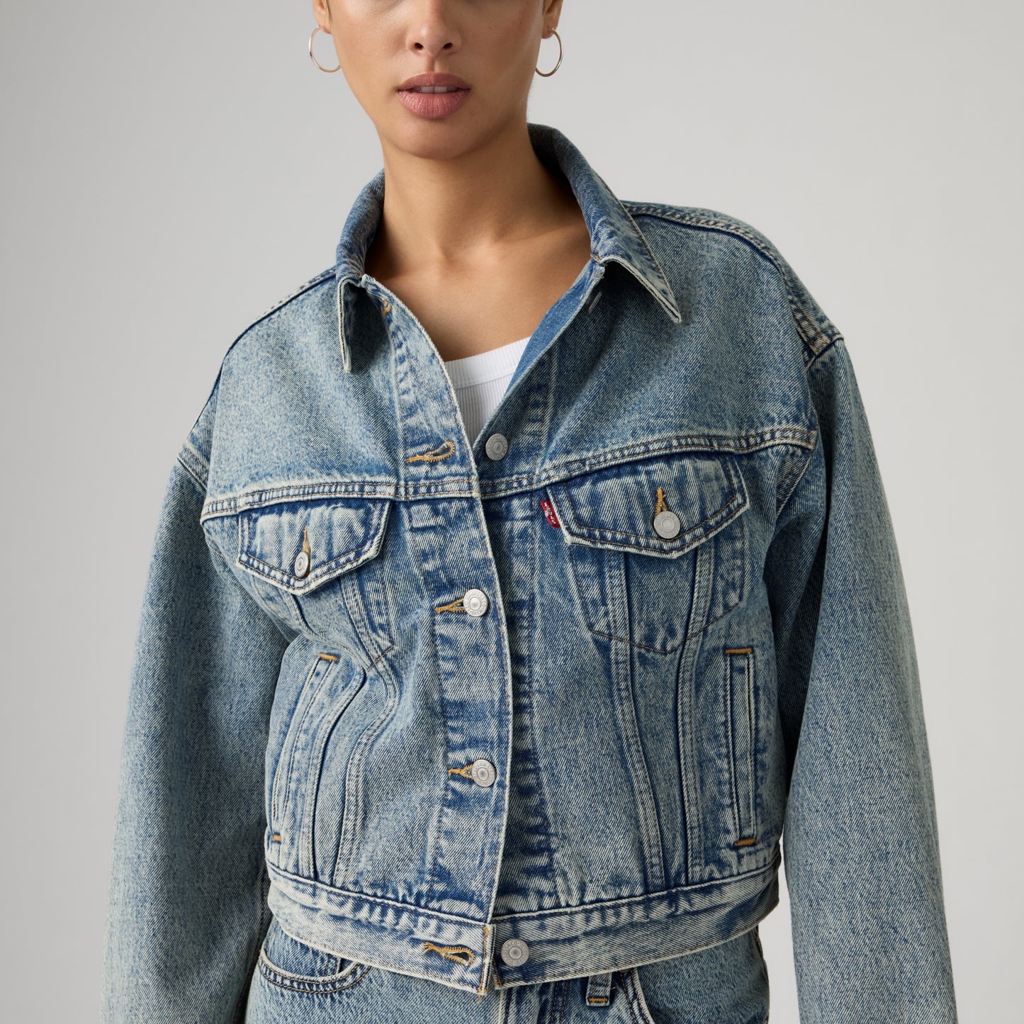 LEVI'S® WOMEN'S CROPPED '90S TRUCKER JACKET - MED INDIGO - WORN IN