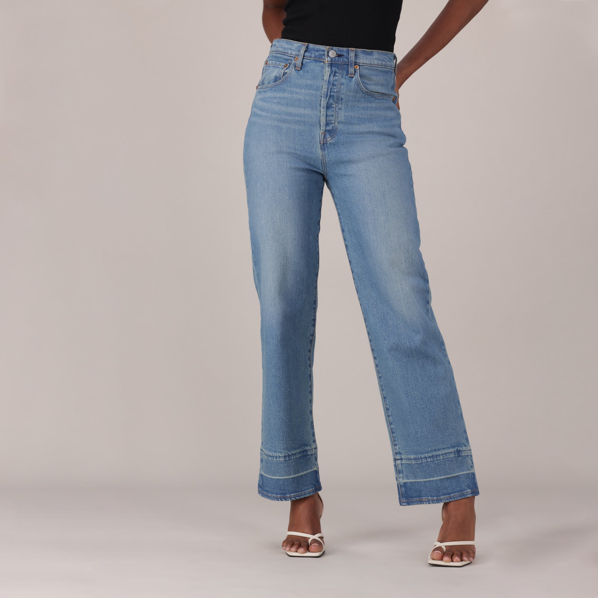 LEVI'S® WOMEN'S RIBCAGE STRAIGHT ANKLE JEANS - MED INDIGO - WORN IN