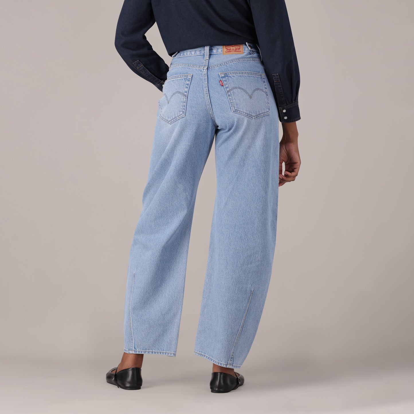 LEVI'S® WOMEN'S CINCH BARREL JEANS - MED INDIGO - WORN IN