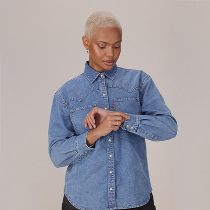 LEVI'S® WOMEN'S TEODORA WESTERN SHIRT - MED INDIGO - WORN IN