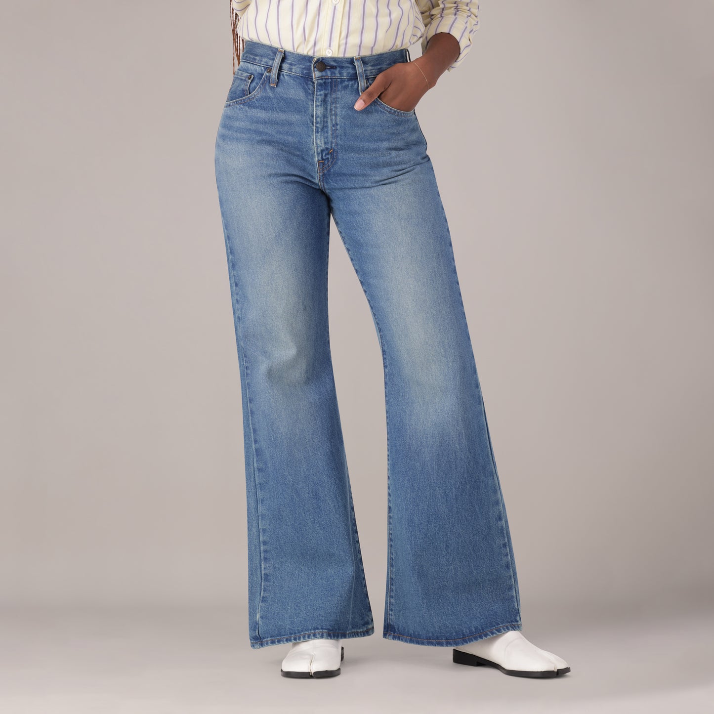LEVI'S® WOMEN'S CINCH FLARE JEANS - MED INDIGO - WORN IN