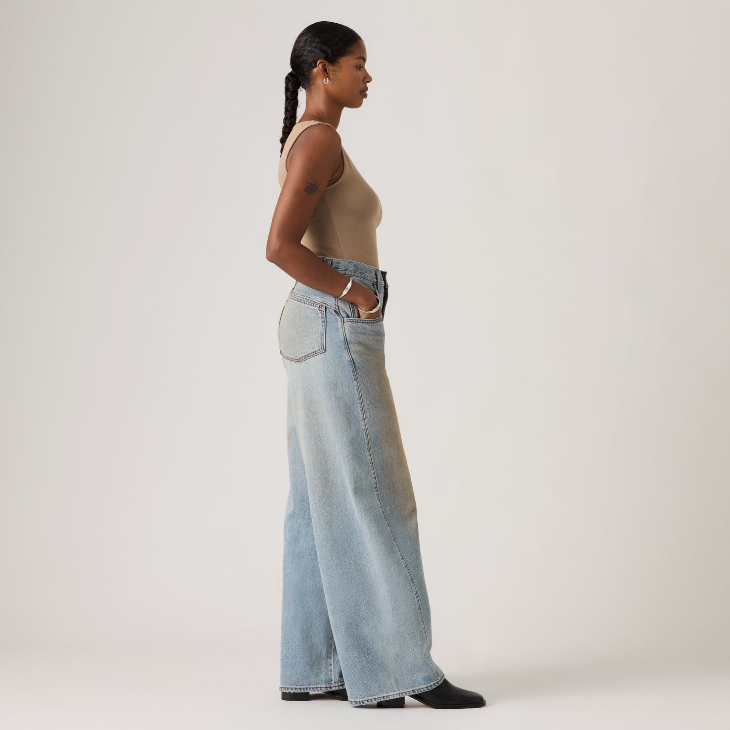 LEVI'S® WOMEN'S SUPER BAGGY BARREL JEANS - MED INDIGO - WORN IN