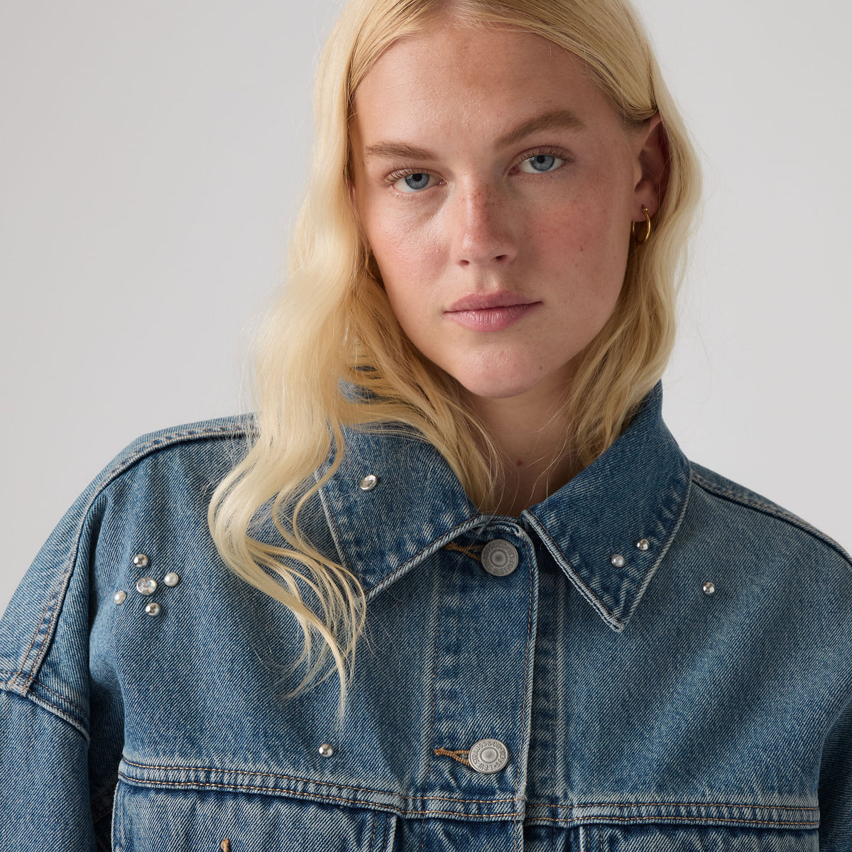 LEVI'S® WOMEN'S LOOSE CROP TRUCKER JACKET - MED INDIGO - WORN IN