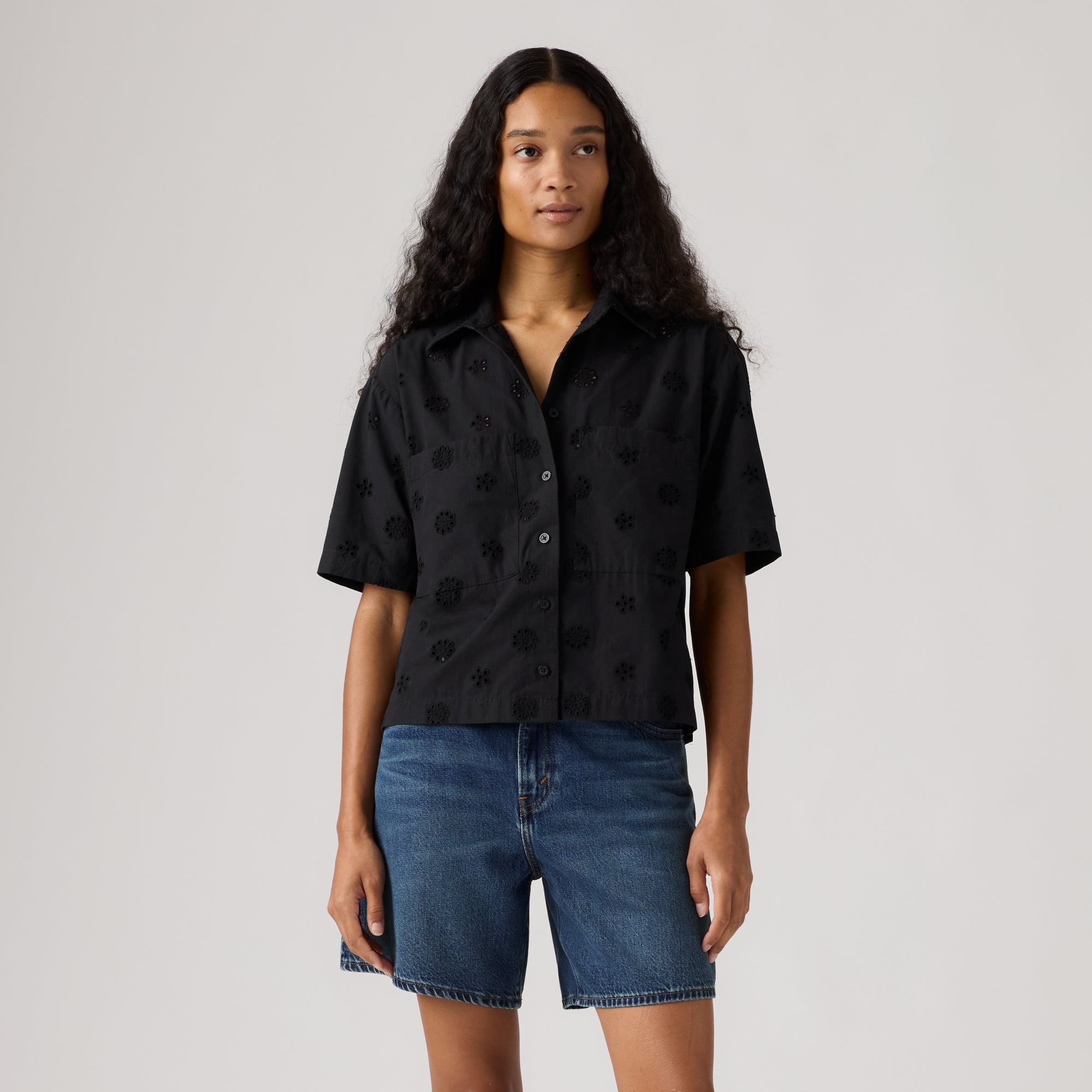 LEVI'S® WOMEN'S NOVELTY HARLIE SHORT-SLEEVE CROPPED SHIRT - BLACK