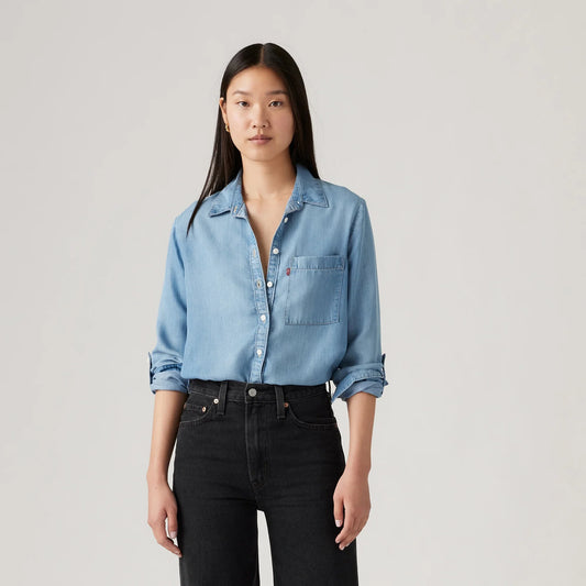 LEVI'S® WOMEN'S DARLENE UTILITY SHIRT - MED INDIGO - WORN IN