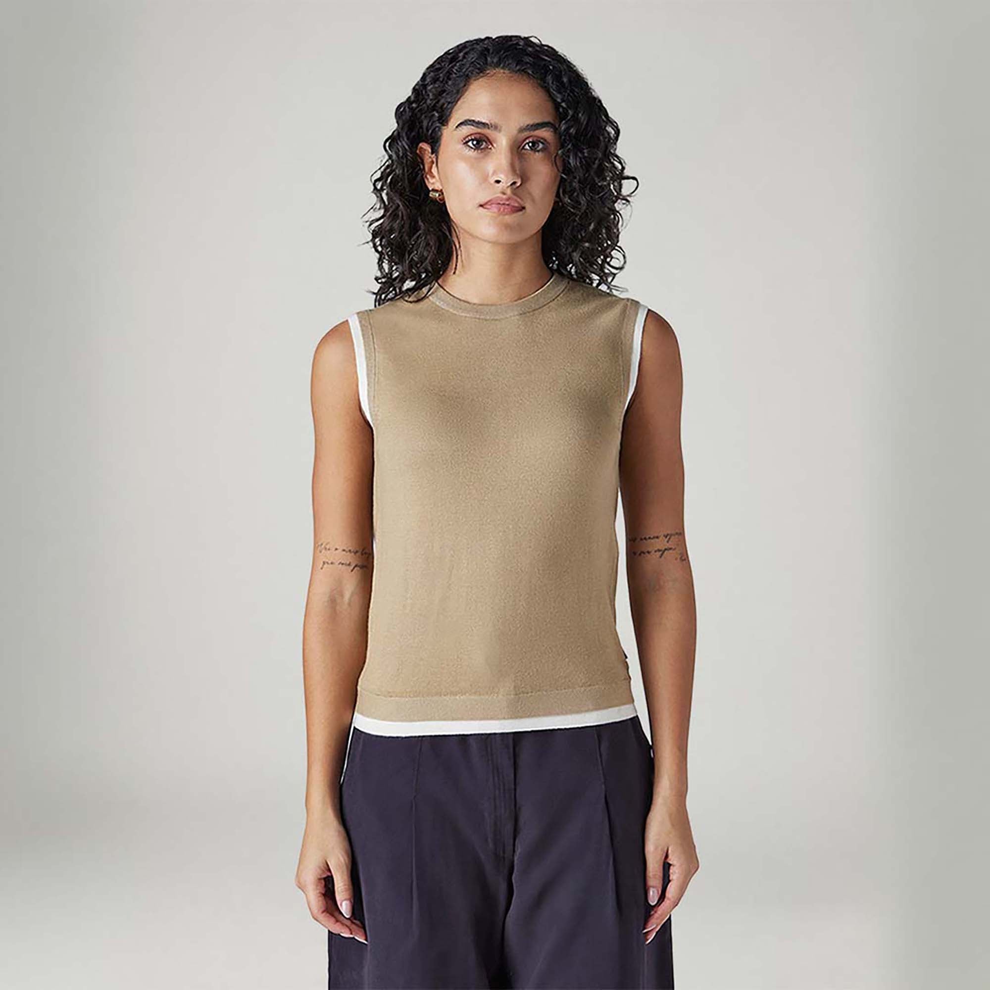 LEVI'S® WOMEN'S SOLID REGULAR FIT TOP - NEUTRAL
