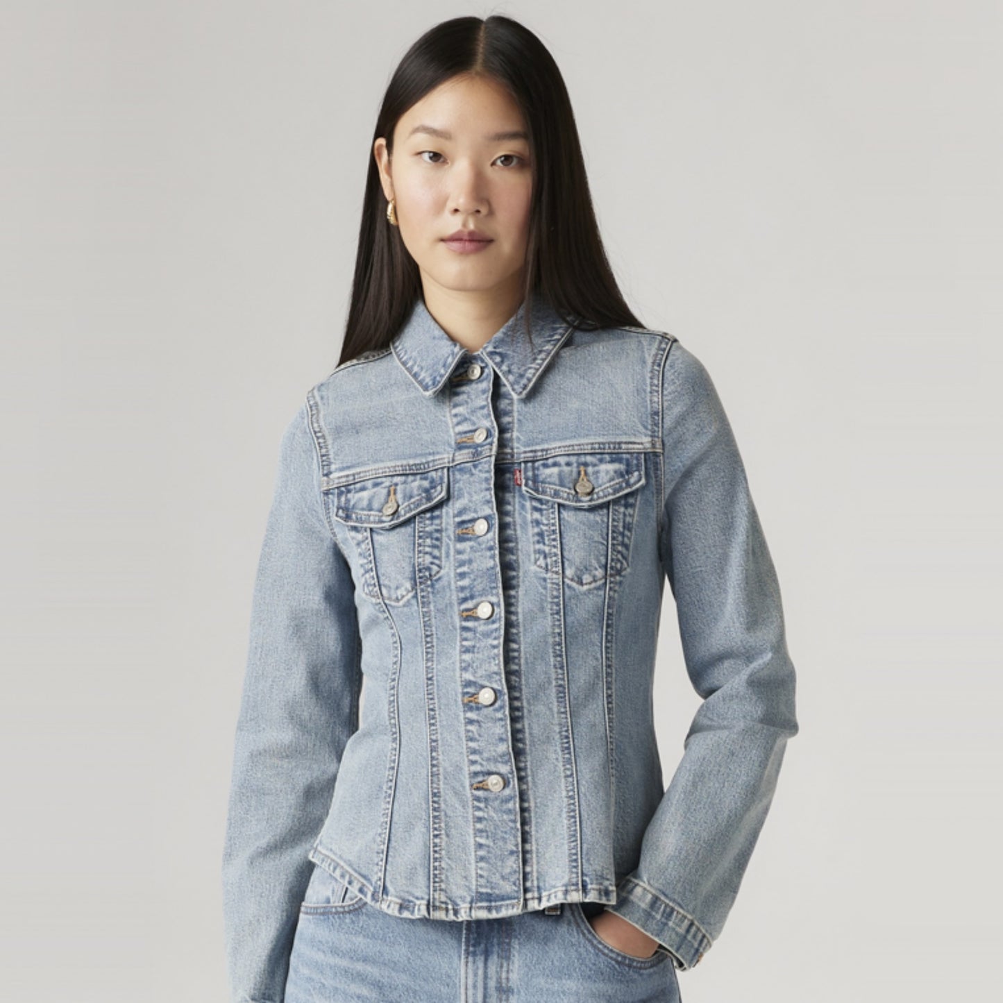 LEVI'S® WOMEN'S SLIM TAILORED TRUCKER JACKET  - MEDIUM WASH