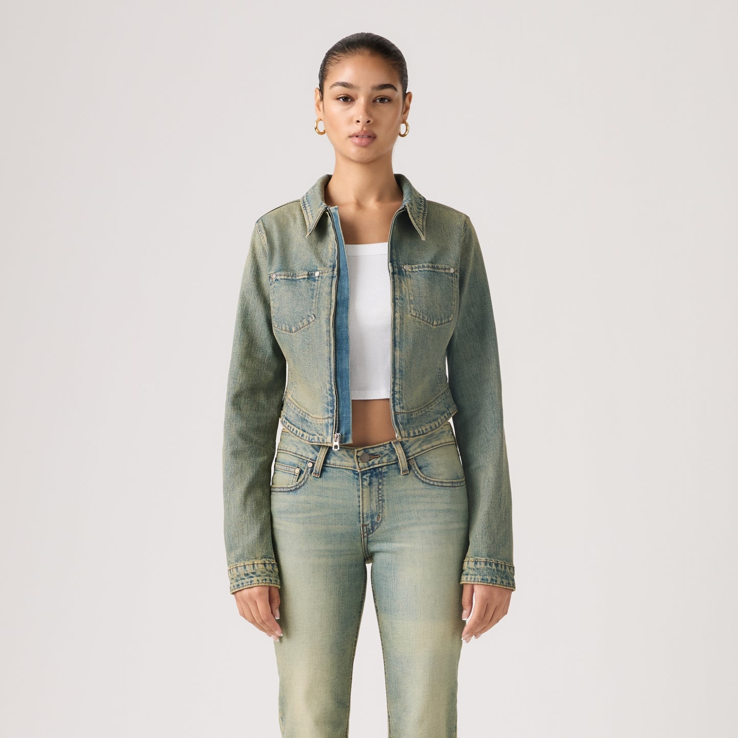 LEVI'S® WOMEN'S Y2K STRETCH FITTED TRUCKER JACKET - MED INDIGO - WORN IN