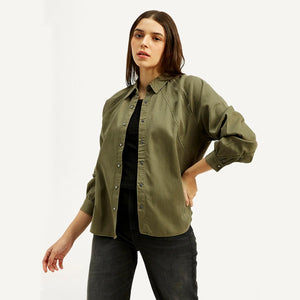 LEVI’S® WOMEN'S SOLID SPREAD COLLAR SHIRT - GREEN