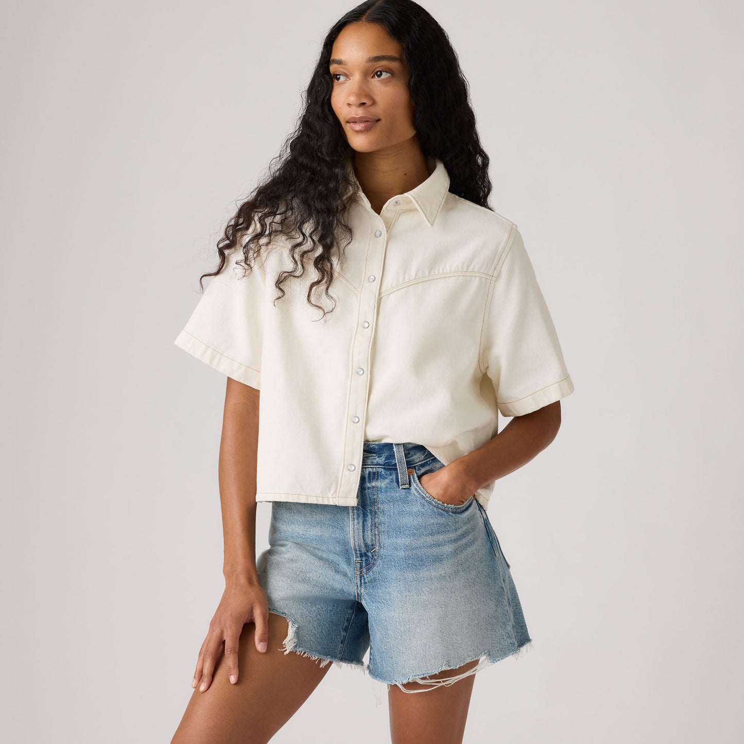 LEVI'S® WOMEN'S LOGAN SHORT-SLEEVE DENIM SHIRT - WHITE