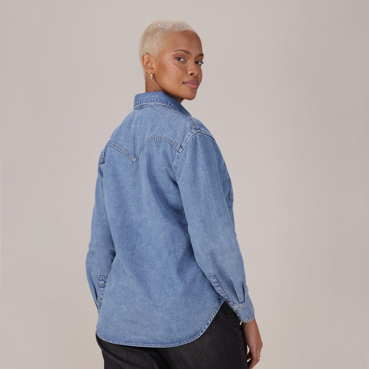 LEVI'S® WOMEN'S TEODORA WESTERN SHIRT - MED INDIGO - WORN IN