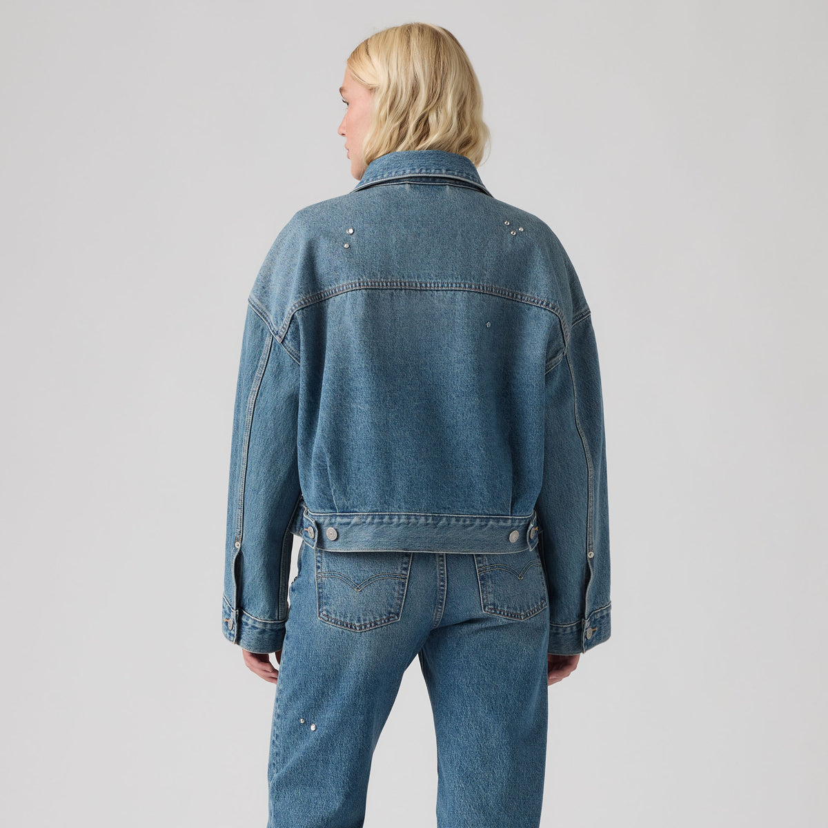 LEVI'S® WOMEN'S LOOSE CROP TRUCKER JACKET - MED INDIGO - WORN IN