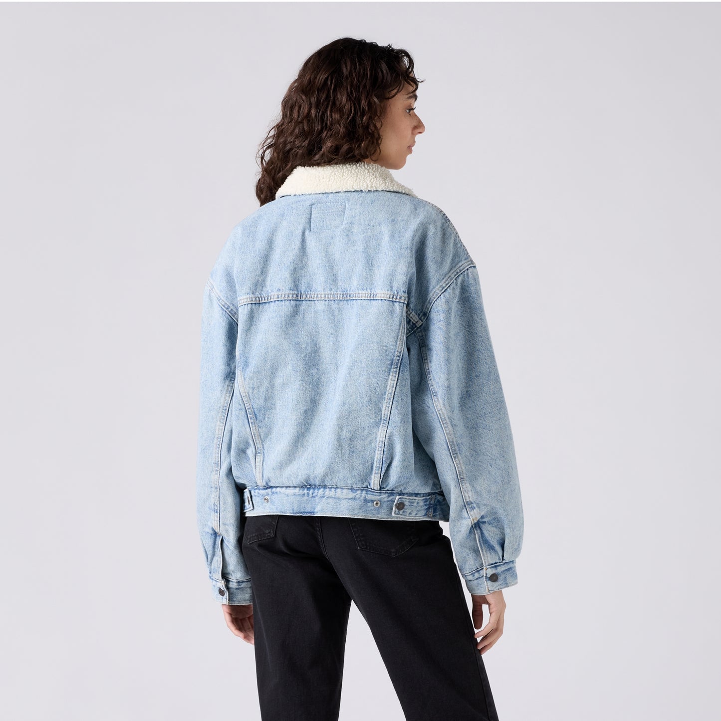 LEVI'S® WOMEN'S '90S SHERPA TRUCKER JACKET - LIGHT INDIGO - WORN IN