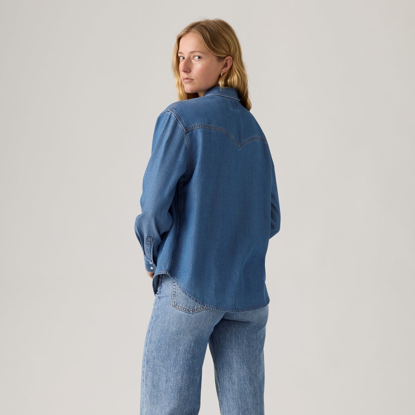 LEVI'S® WOMEN'S TEODORA WESTERN SHIRT - MED INDIGO - WORN IN