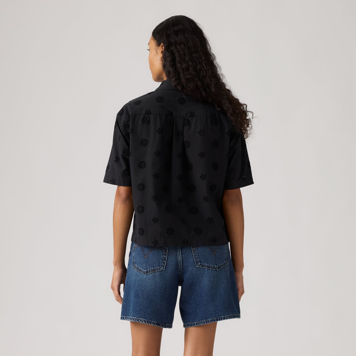 LEVI'S® WOMEN'S NOVELTY HARLIE SHORT-SLEEVE CROPPED SHIRT - BLACK