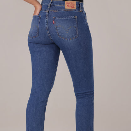 LEVI'S® WOMEN'S CURVY STRAIGHT  - MED INDIGO - WORN IN